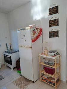 cocina con nevera antigua y fogones en Tô em casa Tamandaré, en Tamandaré