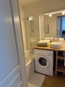 Kúpeľňa v ubytovaní Appartement 2 pièces, les Chalets de Super-Besse