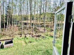 Ein Garten an der Unterkunft Tiny House with a Stunning Lake View 30 Min from Gothenburg