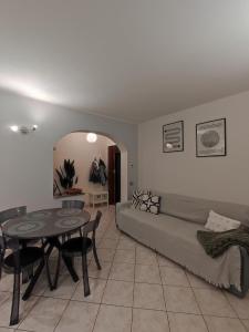 a living room with a couch and a table at Appartamento Pi in Varese