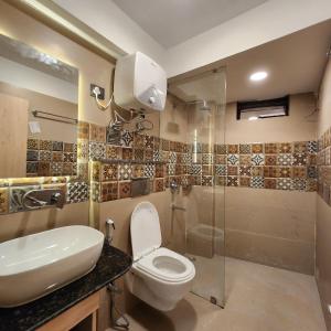 a bathroom with a toilet and a sink and a shower at Luxury stay at Hotel Broadway Boutique Mall Road Chowrasta Near Mahakal Temple in Darjeeling