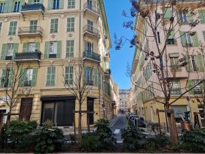 una strada in una città con edifici alti di Carré d'Or Star Loft a Nizza