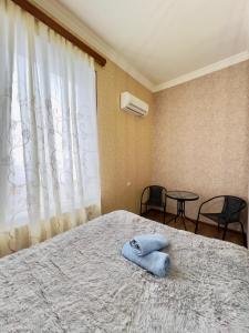 Postel nebo postele na pokoji v ubytování Tsminda Giorgi Apartment