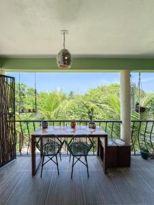 a table and chairs on a balcony with a view at Cond Vista Hermosa - Casas 2 quartos by Pipa Centro in Pipa