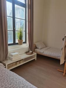 a bedroom with two beds and a window at FeWo 1 Zimmer Apartment barrierefrei in Berne in Berne
