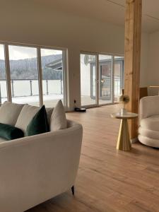a living room with a couch and a table at Hohenzollern Wellness Loft mit Panorama Sauna in Burladingen