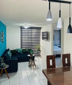 a living room with a couch and a table at Departamento a 10 minutos del aeropuerto in El Castillo