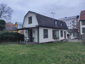 カールスクルーナにあるStay Apartment Hotelの庭のテーブル付白い家