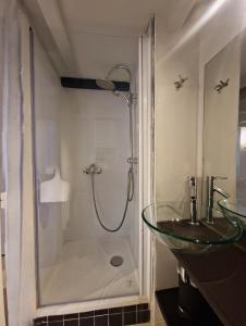 un bagno con lavandino in vetro e doccia di Carré d'Or Star Loft a Nizza