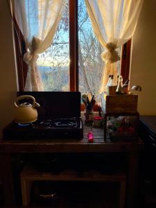 een kamer met een raam en een laptop op een tafel bij Guesthouse RAMAJ in Perondi