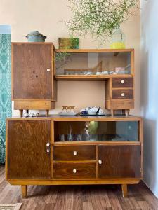 een antieke houten kast met een glazen deur bij Guesthouse RAMAJ in Perondi