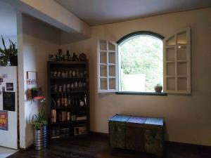 a room with a room with a window and a shelf at Casa Antiga em OP in Ouro Preto