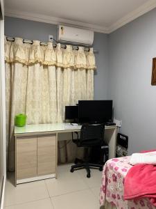 Μια τηλεόραση ή/και κέντρο ψυχαγωγίας στο Quarto Aconchegante