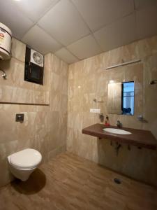 a bathroom with a toilet and a sink at Hotel Signature Villa in Jodhpur