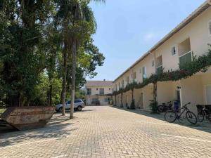 a cobblestone street in front of a building at Casa em Juquehy com muita natureza in São Sebastião