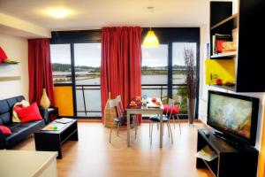 TV a/nebo společenská místnost v ubytování Apartamentos Bahía de Boó