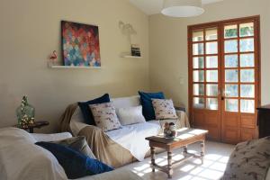 un salon avec un canapé et une table dans l'établissement Gite du Relarguier, maison de village en Luberon, Provence, à Mérindol