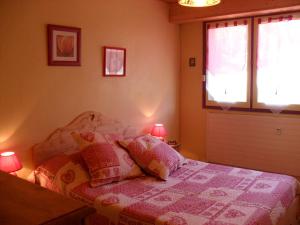 a bedroom with a bed with two lamps and a window at Charmant 3 pièces à Villard-de-Lans, proche centre et pistes - FR-1-515-57 in Villard-de-Lans