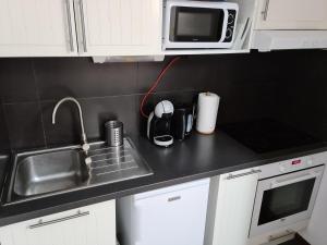 Kuchyň nebo kuchyňský kout v ubytování Appartement rénové au pied des pistes avec balcons - FR-1-515-66