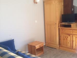 TV a/nebo společenská místnost v ubytování Studio Cabine 33m² – Pied des Pistes, Balcon Sud, Animaux Admis - FR-1-515-79