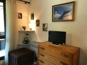 a room with a television on a wooden dresser at Studio 30m² pied des pistes à Corrençon, balcon, accès golf et randonnées, calme assuré - FR-1-515-92 in Corrençon-en-Vercors