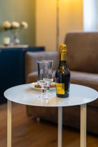 a bottle of wine and two glasses on a table at Business House in Costa Volpino