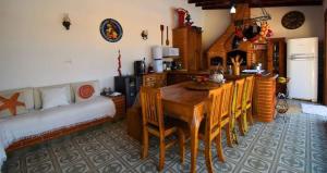 a kitchen with a table and chairs in a room at Casa aconchegante na praia in Peruíbe