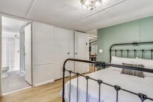 una camera da letto con un letto e un lampadario di The Farmer's Cottage at Kings Crossing a Fredericksburg