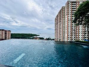 una gran piscina de agua frente a edificios altos en World Class Apartment In Georgetown 3BR 10pax, en Jelutong