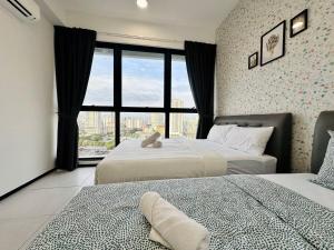 Dos camas en una habitación con una gran ventana. en World Class Apartment In Georgetown 3BR 10pax, en Jelutong 73 fotos más