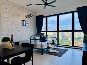 una sala de estar con un sofá y una mesa en World Class Apartment In Georgetown 3BR 10pax, en Jelutong