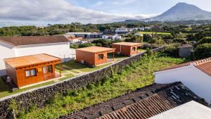ein Haus auf einem Hügel mit Aussicht in der Unterkunft Mountain Wood Village in Madalena