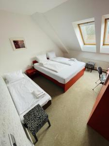 Postel nebo postele na pokoji v ubytování Hotel U Tří volů