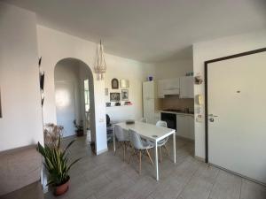 圣玛丽亚More then a beautiful apart The real Morabeza Capeverdean hospitality的配有桌椅的厨房和餐厅