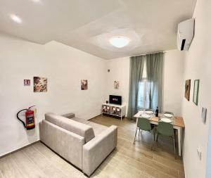 un soggiorno con un divano e un tavolo di Casa S Trinita 15 min train station, visit Tuscany a Prato