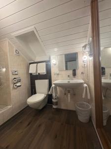 Koupelna v ubytování Esos Hotel Quelle + 37 fotografií