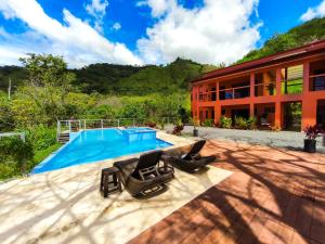 a house with two chairs and a swimming pool at Vista Mundo Centrar in San Ramón +16 photos