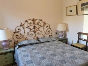 1 dormitorio con 1 cama con 2 lámparas y 2 sillas en ROCCA DI SAN MICHELE, en Rapallo 23 fotos más