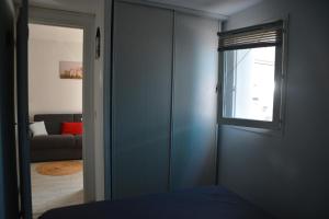 een kamer met een deur, een raam en een bank bij LE MIRABILIS in La Motte