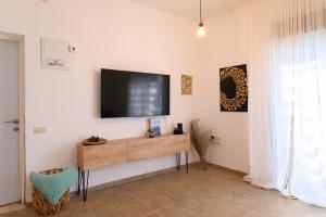 TV a/nebo společenská místnost v ubytování I love sky
