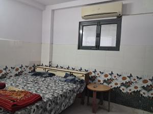 Postel nebo postele na pokoji v ubytování Prayag Hospice's Premium Home Stay Facility