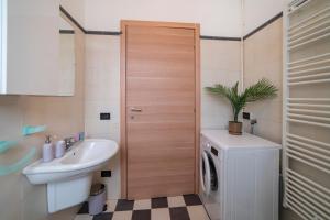 Et badeværelse på La Casa dei Carta-new & chic + 30 billeder