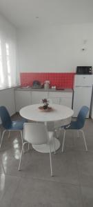een keuken met een witte tafel en stoelen bij Alta Quota RELAX on the SEA in Salerno +70 foto's