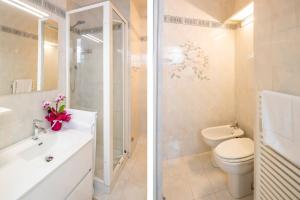 Koupelna v ubytování Elena Apartment - Free Secure Parking - Center - Pool - View Lake