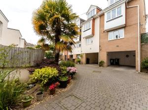 En have udenfor Modern 4-Level Townhouse for 8 Free Parking Bournemouth