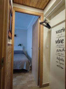 una camera con porta che conduce a una camera da letto di La Romana a Santiponce Altre 10 foto