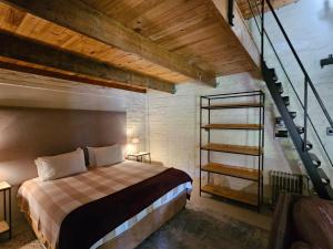 Postel nebo postele na pokoji v ubytování Hartland Garden Loft