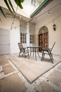 eine Terrasse mit einem Tisch und Stühlen darauf in der Unterkunft Casa Maralta in Panama-Stadt