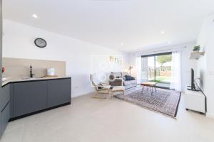 Kuchyň nebo kuchyňský kout v ubytování Isla de la Sierra lake mountain views by OYOOSTAYS