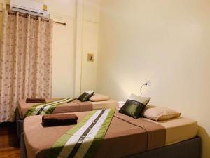 Postel nebo postele na pokoji v ubytování บ้านชมจันทร์